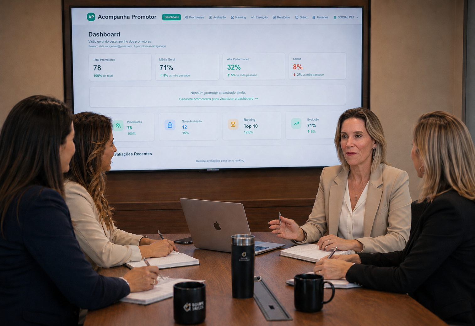 Silvia Campos em reunião apresentando dashboard de acompanhamento